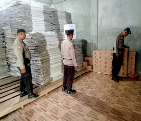 Jajaran Polsek Bangko saat mengecek kotak suara di KPU Rohil (foto/afrizal)